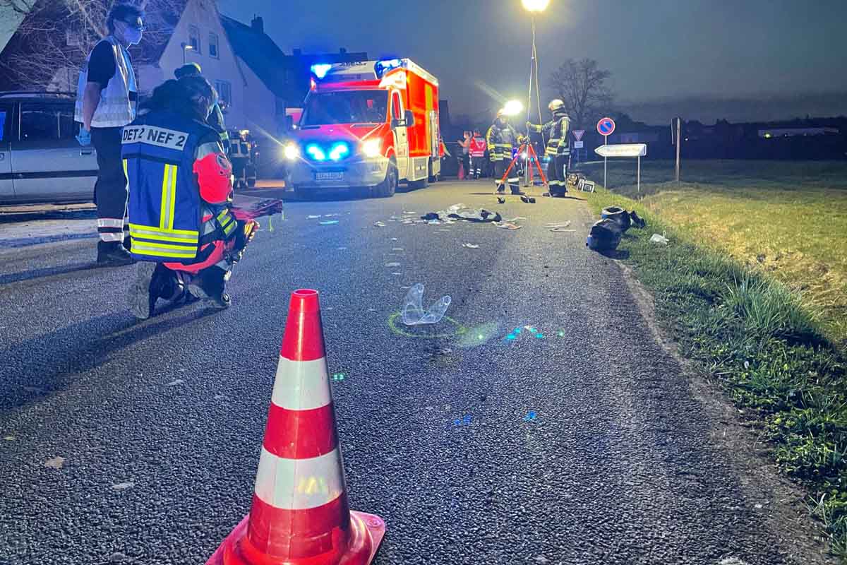 An der Einsatzstelle wurde der Rettungsdienst bei der Versorgung der insgesamt 3 Patienten unterstützt