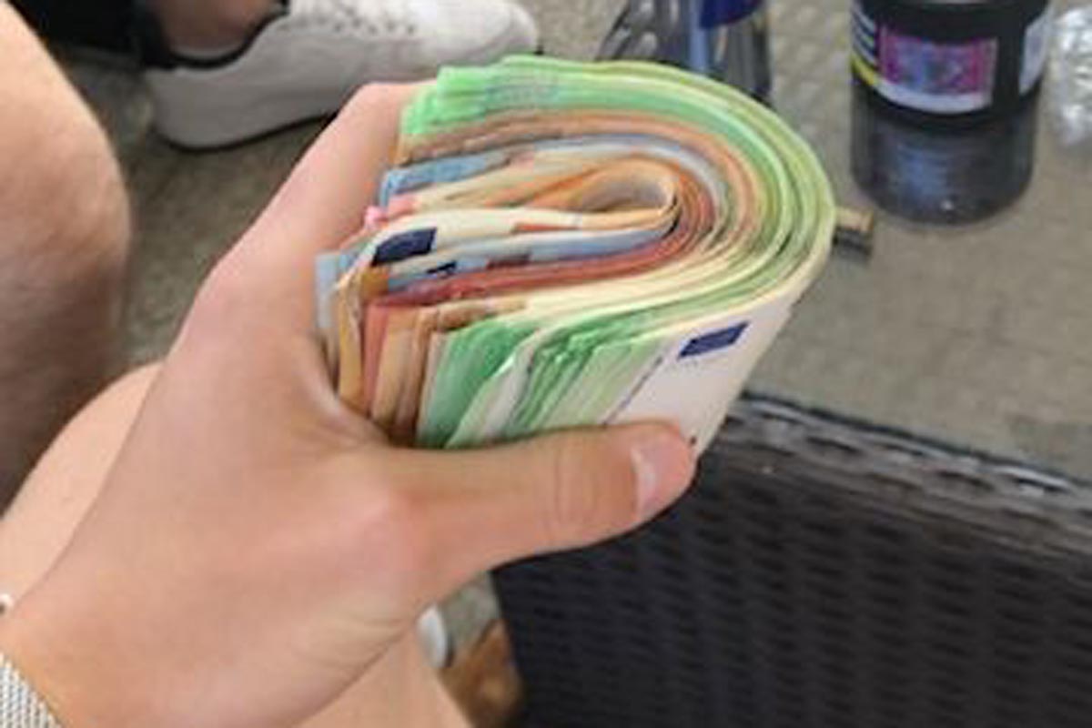 Die Erlöse aus den Suchtgiftverkäufen präsentierte der selbsternannte "Drogenbaron" stolz in einem Musikvideo im Internet