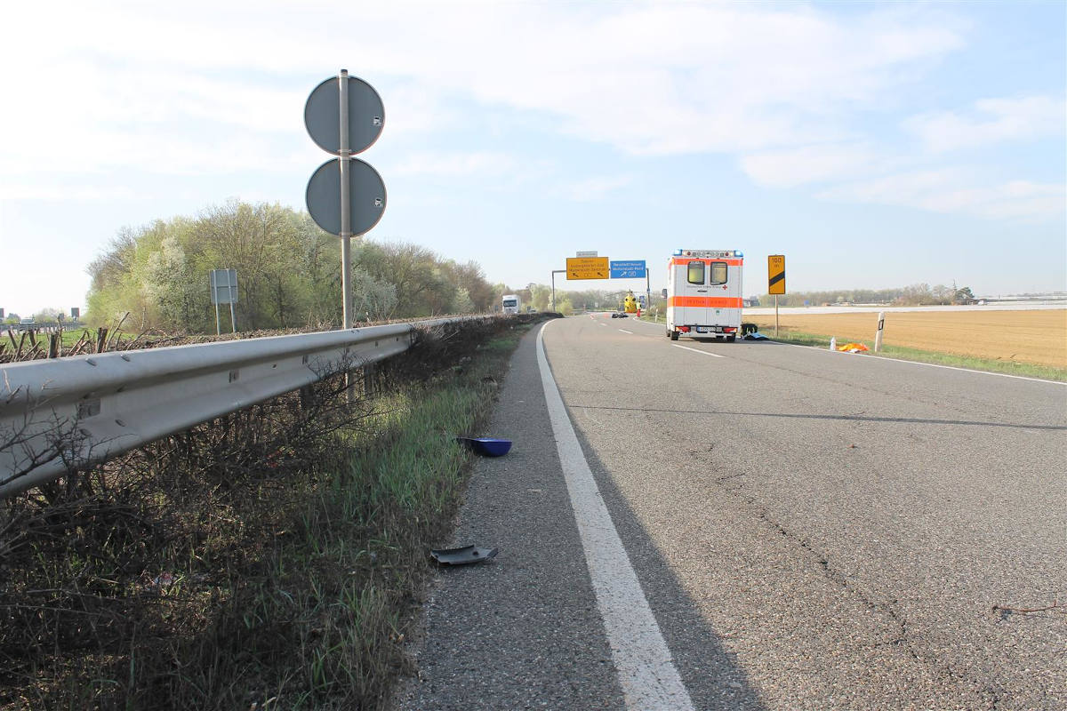 Schwer verletzter Motorradfahrer als Ergebnis eines riskanten Überholmanövers