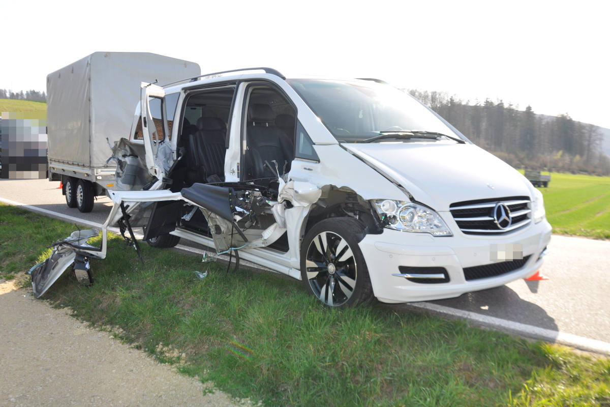 Schwer beschädigtes Fahrzeug in Däniken