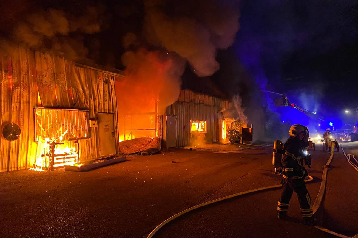 Löscharbeiten bei Brand einer Industriehalle in Witten