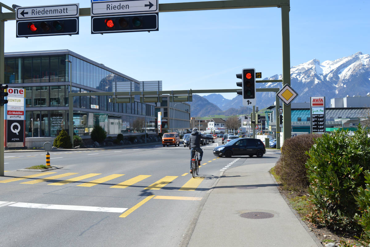Dieser Radfahrer verhält sich korrekt, da neben dem Rotlicht das Signal "Rechtsabbiegen für Radfahrer gestattet" angebracht ist.