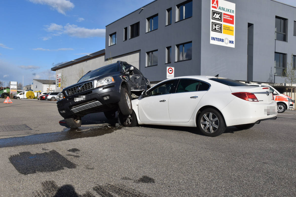 Seitlich-frontale Kollision zwischen zwei Autos in Rickenbach SO