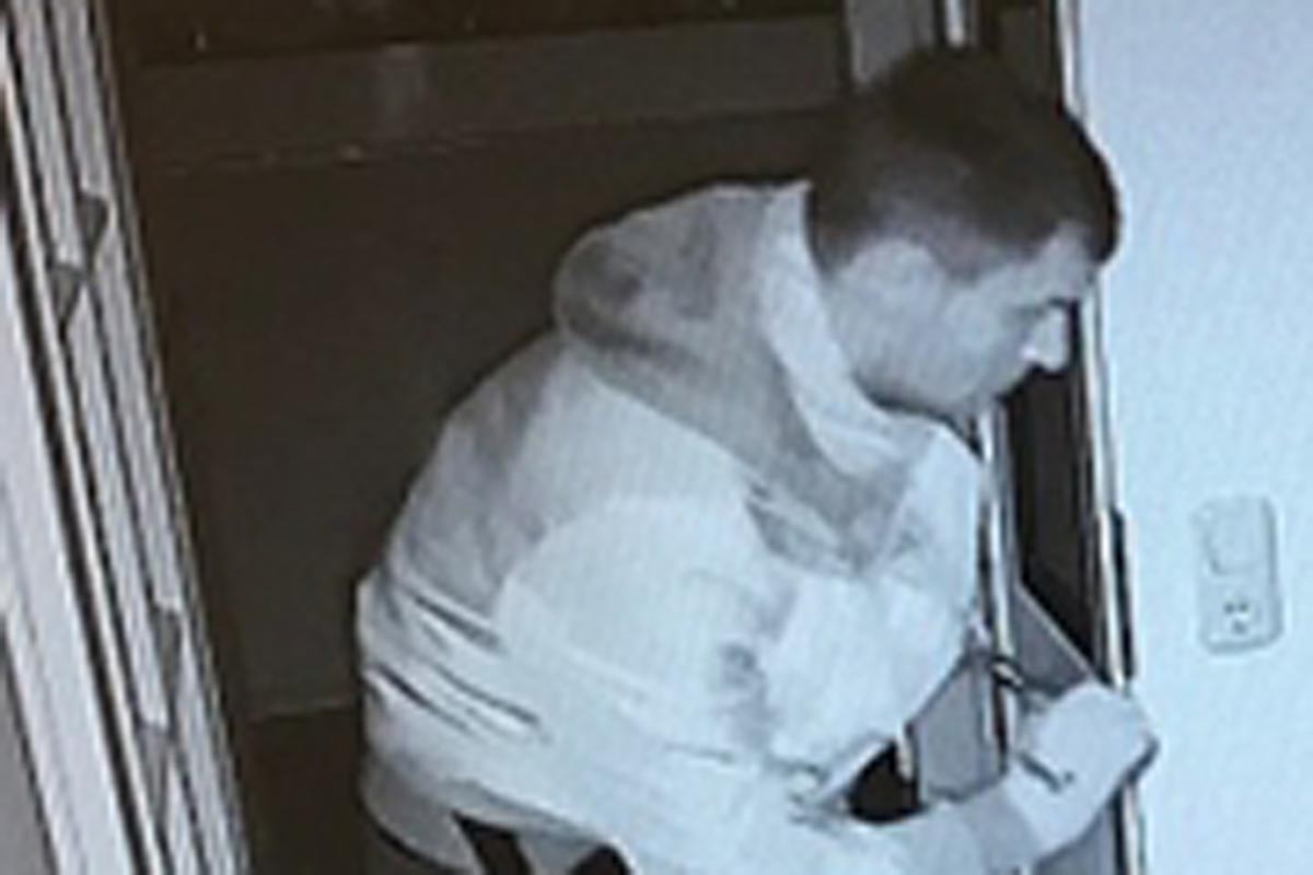 Mit diesen Fotos sucht die Polizei Hamburg nach dem Mann, der in ein Mehrfamilienhaus eingebrochen ist