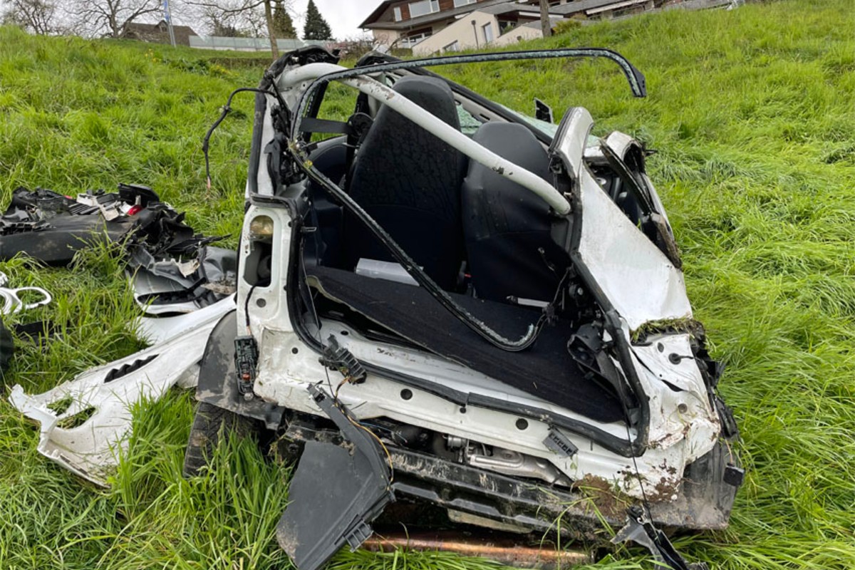 In Weggis LU rollte ein führerloses Auto den Abhang hinunter.