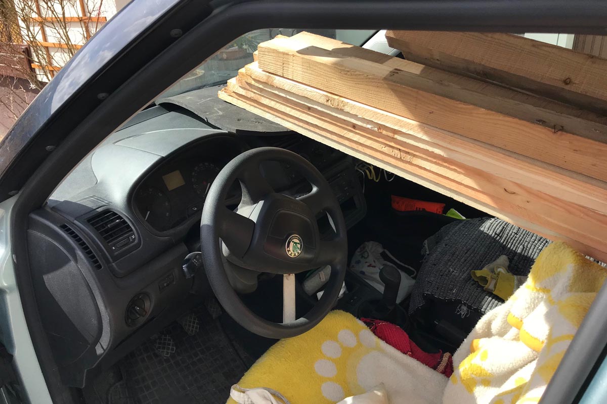 4-Meter-Planken lagen ungesichert auf Armatur