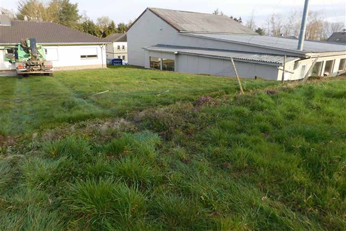 Heute rollte in Grafschaft-Holzweiler ein LKW von einem Parkplatz in ein Wohnhaus
