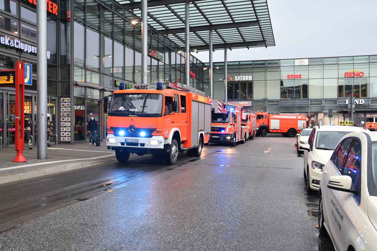 Am Rande des Gleisbereiches konnte durch die Einsatzkräfte der Feuerwehr zügig die Brandstelle ausgemacht werden