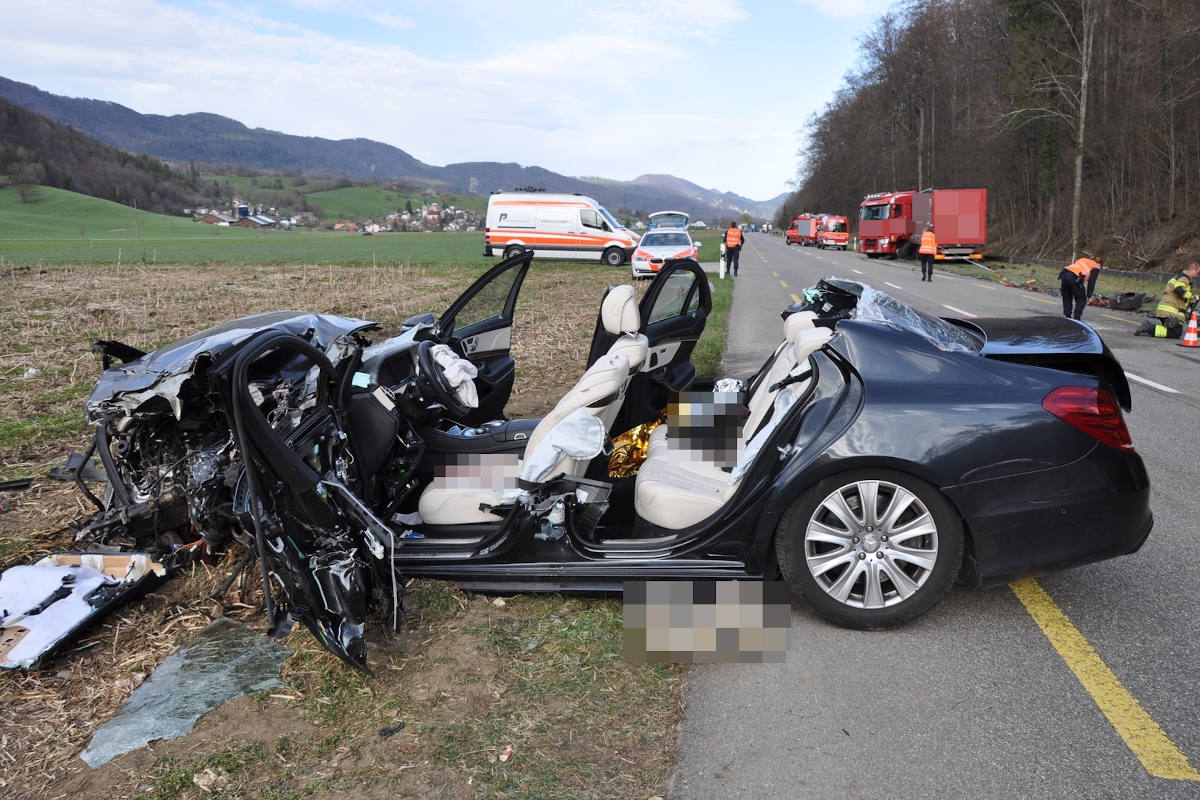 Komplett zerstörtes Unfallfahrzeug auf der Thalstrasse in Herbetswil