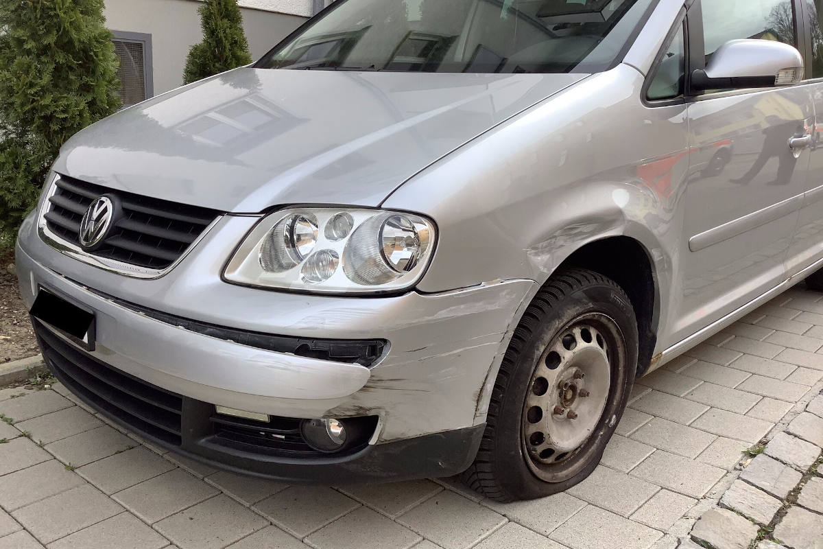 Durch den Unfall beschädigtes Fahrzeug im Eibenweg in Schaffhausen