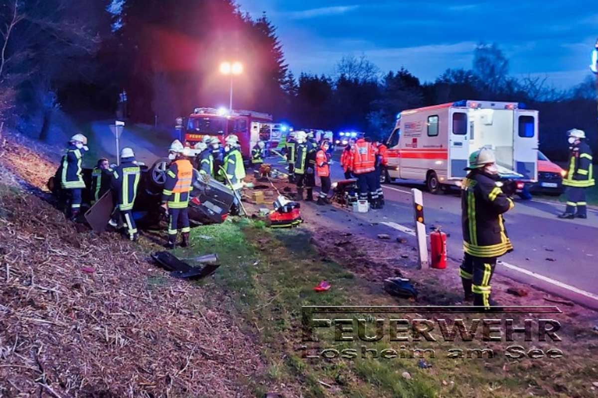 Verkehrsunfall mit lebensgefährlich verletztem Pkw-Fahrer