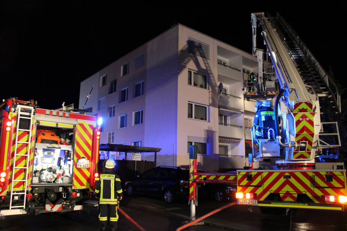 Feuerwehr evakuiert 41 Menschen nach Wohnungsbrand in Bad Salzuflen
