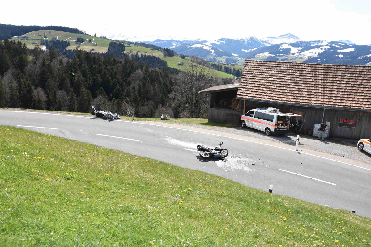 Frontalkollision zwischen zwei Motorräder bei Wattwil SG