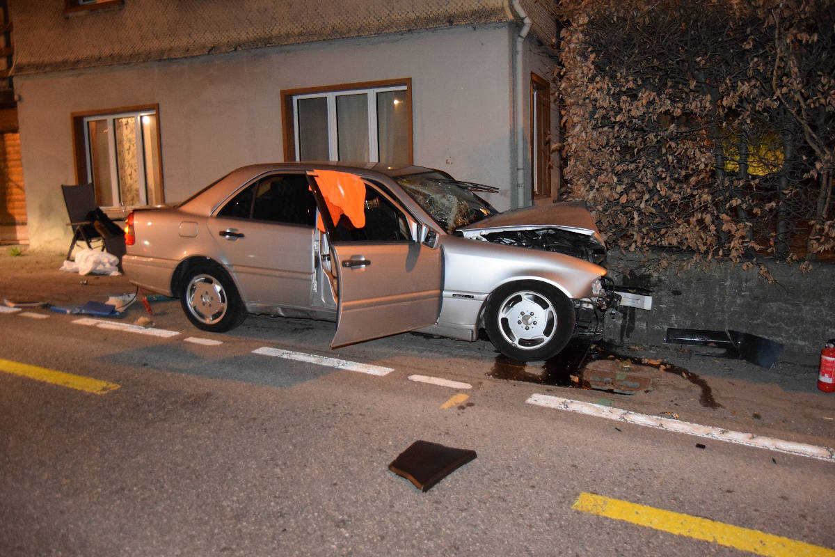 Stark beschädigtes Unfallfahrzeug in Heiden AR