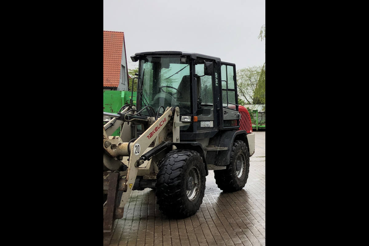 Der gestohlene rot-weiße Radlader aus Dormagen