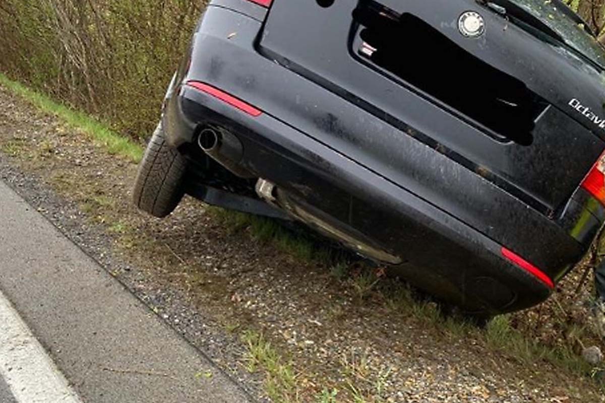 In der Folge prallte das Fahrzeug gegen einen Baum und kam schräg auf einer Böschung zum Stillstand