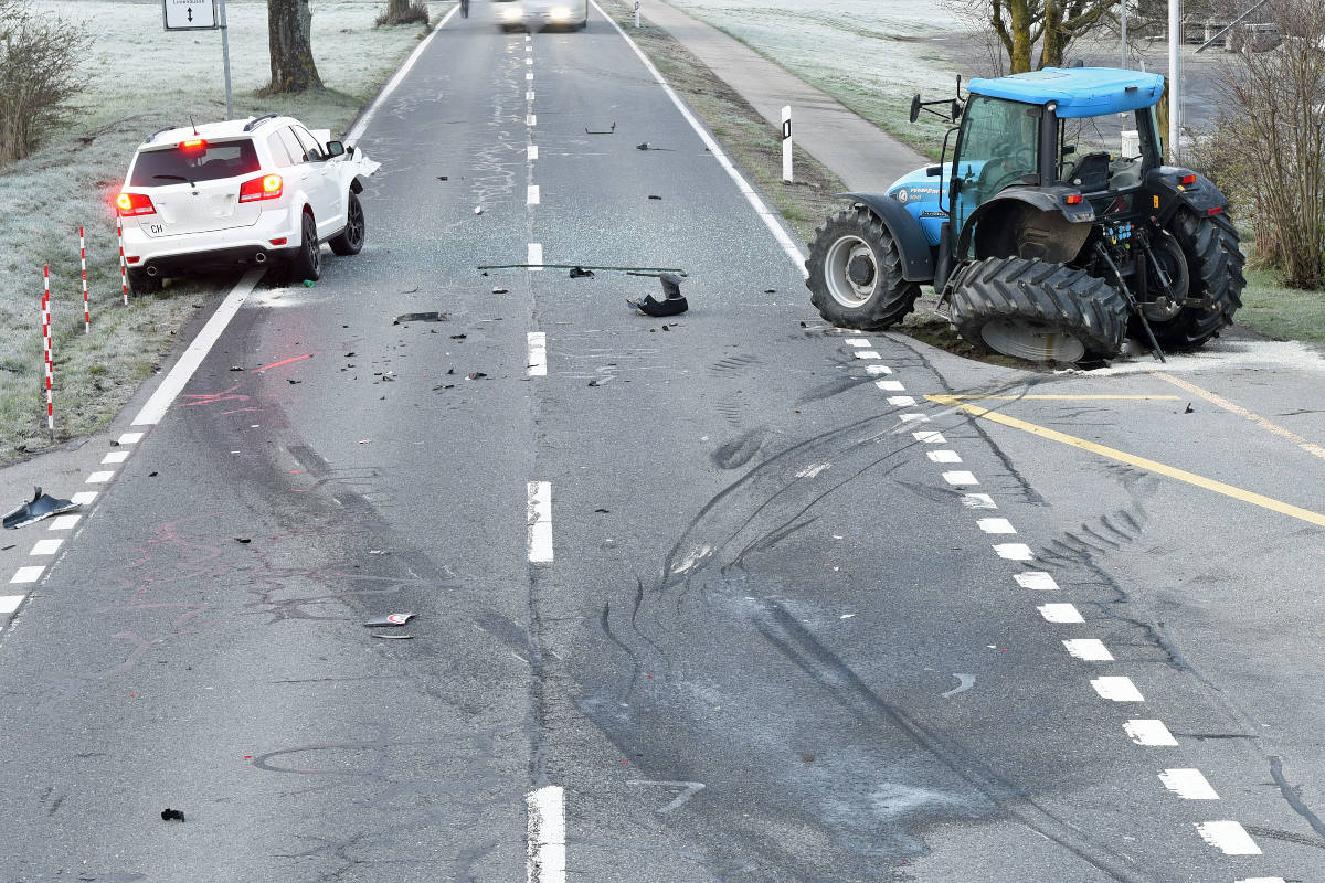 Kollision zwischen Auto und Traktor in Beromünster