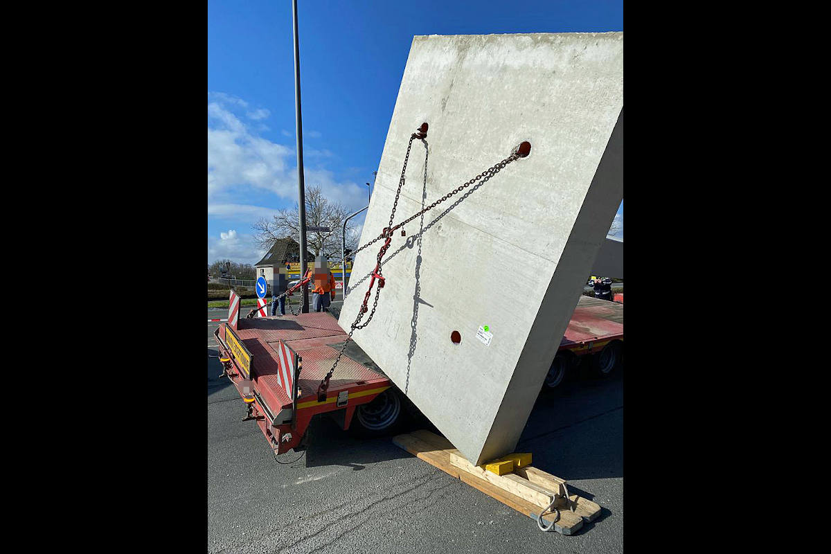 Tonnenschwere Ladung rutscht vom Schwertransporter