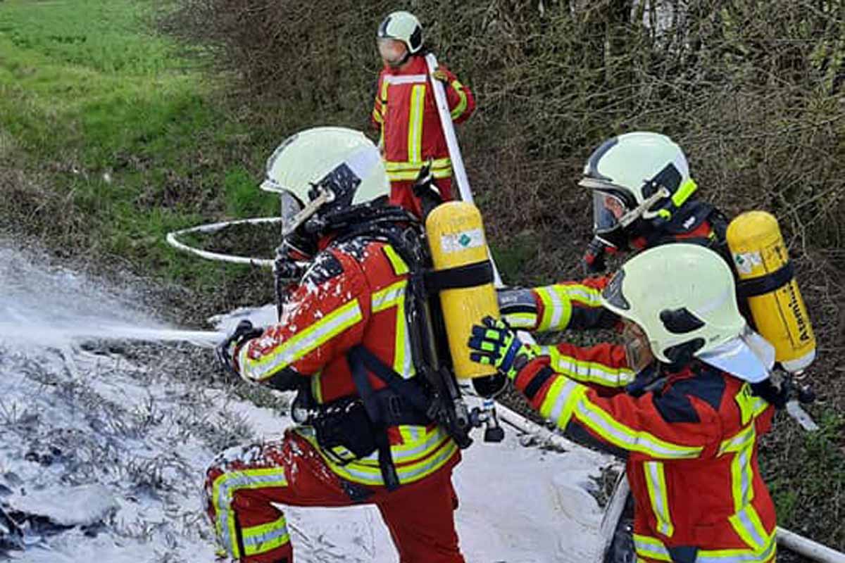 Die Straße ist im Rahmen der Verkehrsunfallaufnahme seit etwa vier Stunden voll gesperrt