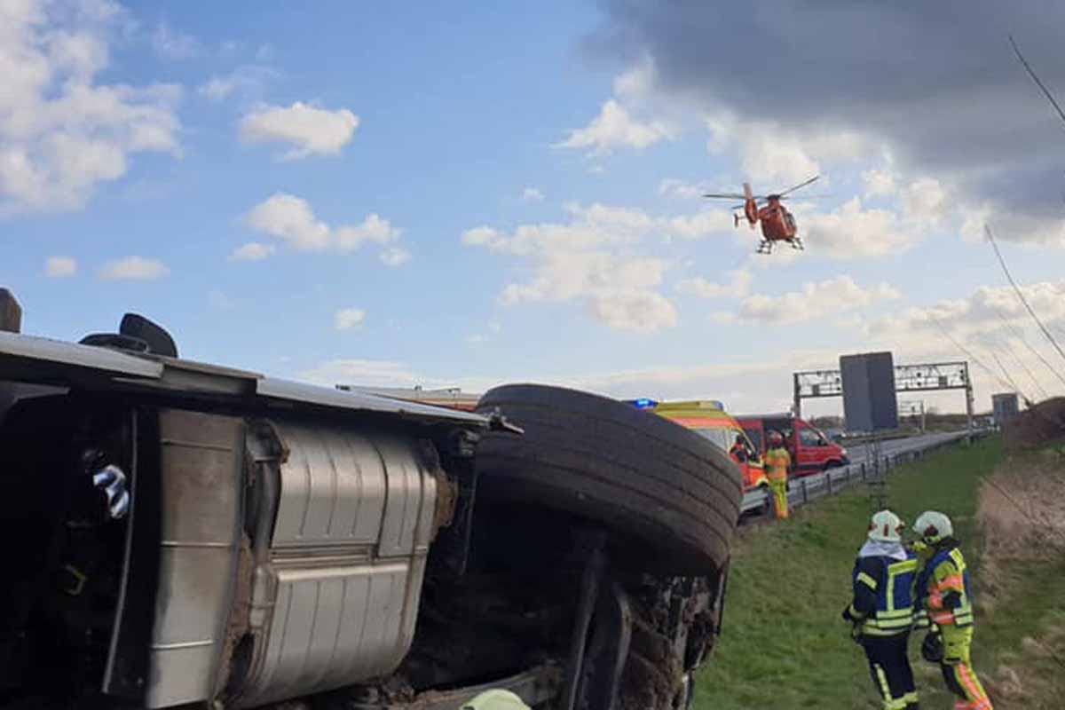 Gestern kam es auf der BAB 20 zwischen den Anschlussstellen Neukloster und Zurow zu einem schweren Verkehrsunfall