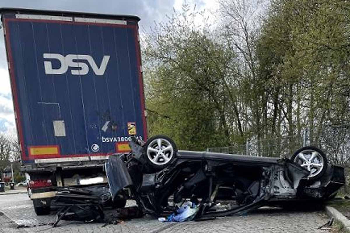 Gestern kam es auf der BAB 1 zwischen den Anschlussstellen Reinfeld und Bad Oldesloe zu einem Unfall, bei dem eine Person tödlich verunglückte