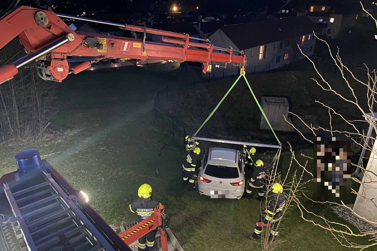 Führerloser PKW stürzt über steiles Gelände in Dietenberg ab