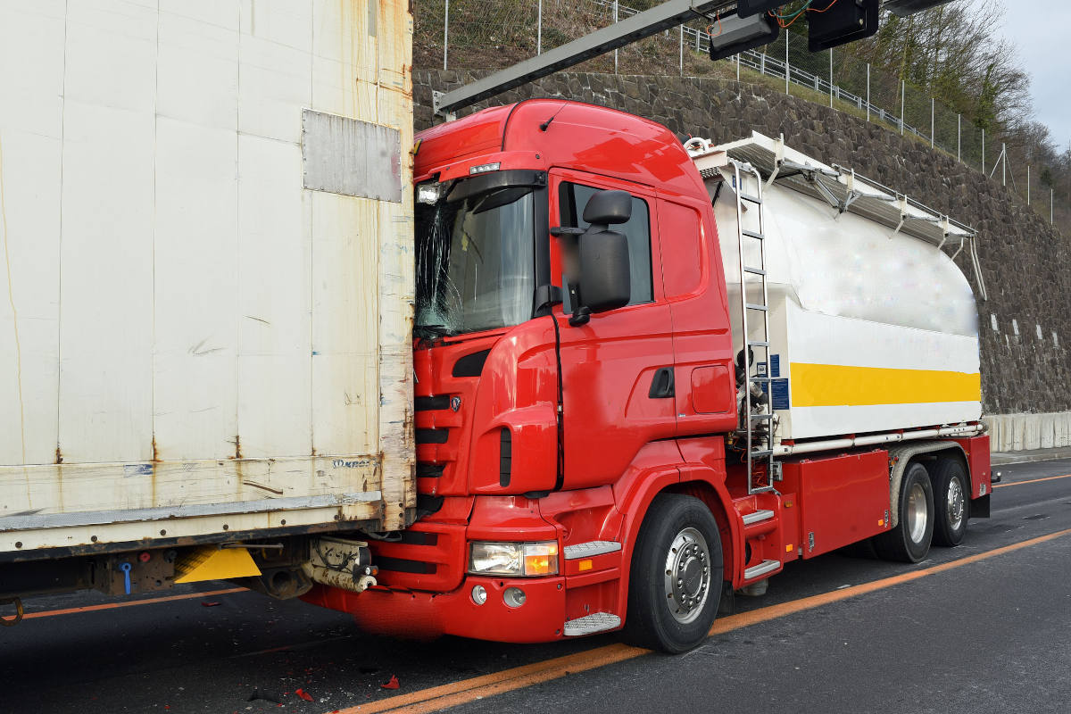 Auffahrkollision zwischen Lastwagen und Sattelmotorfahrzeug A2 Horw