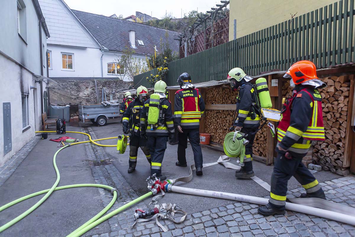 Die Einsatzleitung teilte dem Atemschutztrupp über Funk mit, dass sich auch noch eine Katze im Gebäude in Stein befinden würde
