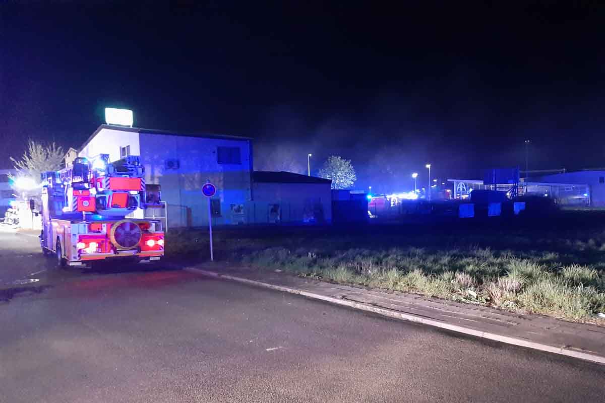 Eine starke Rauchwolke drang aus dem Erdgeschoss einer Autowerkstatt