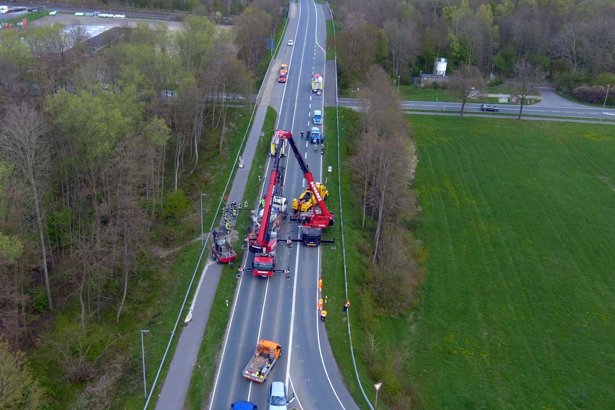 Der verunfallte Betonmischer wurde in Kleve wieder aufgerichtet und abgeschleppt