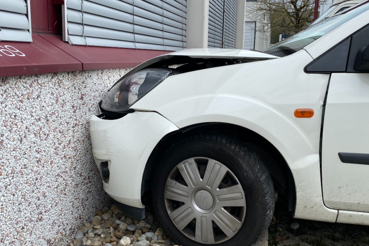 In Villmergen AG verwechselte gestern eine Lernfahrerin Gas- mit Bremspedal.