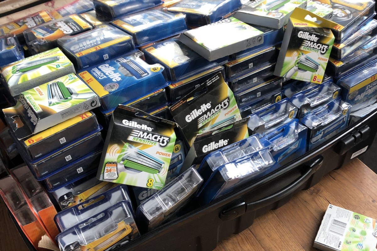 In AU SG wurden Rasierklingen in einem Koffer gefunden.