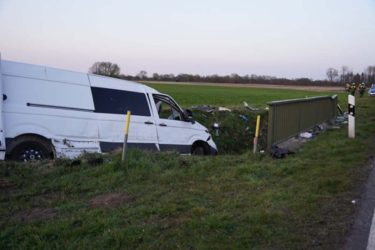 In Karze stiegen die Einsatzkräfte in den Graben um die Leiche zu bergen