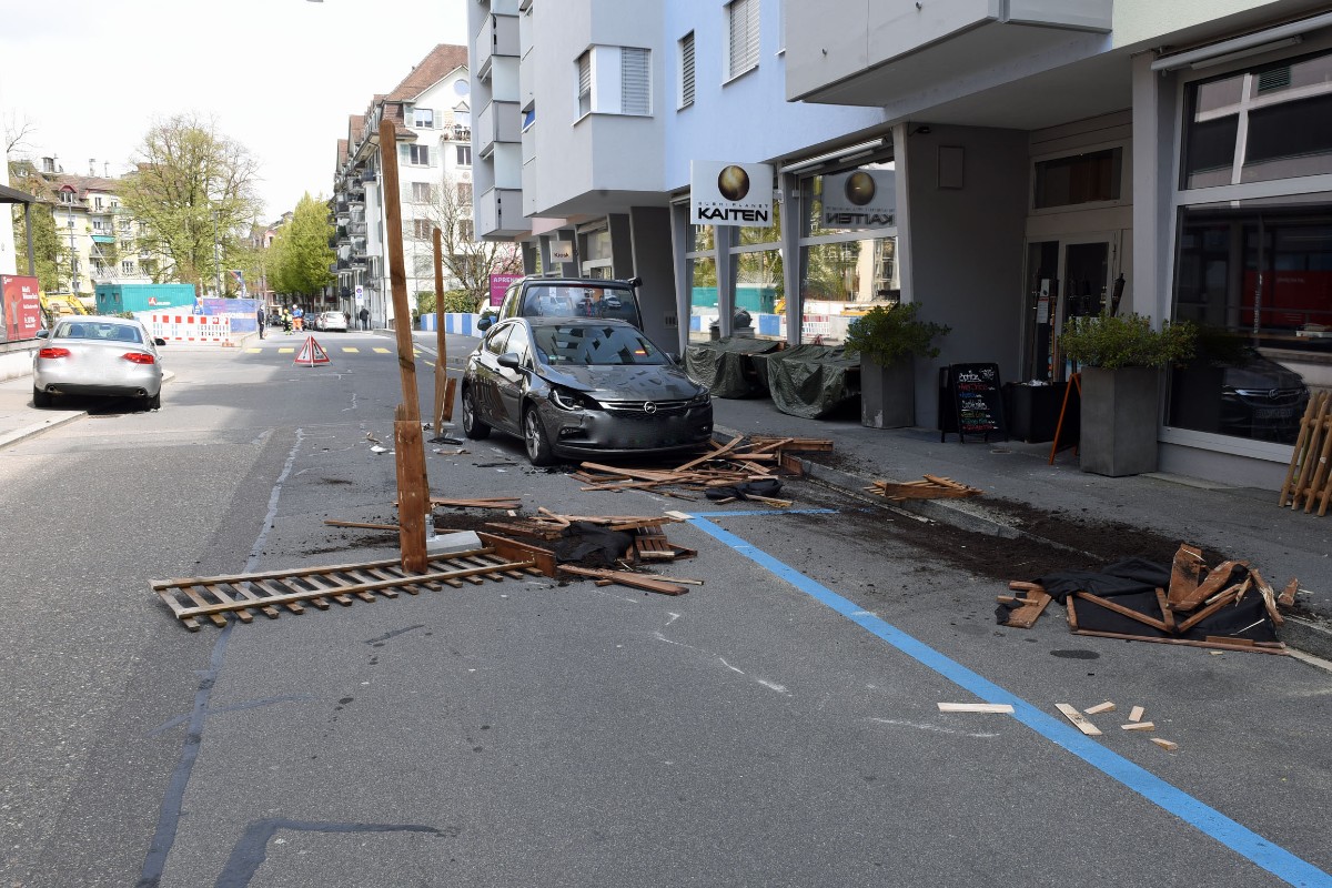 Ein Bild der Verwüstung gestern nach einem Selbstunfall in der Stadt Luzern.