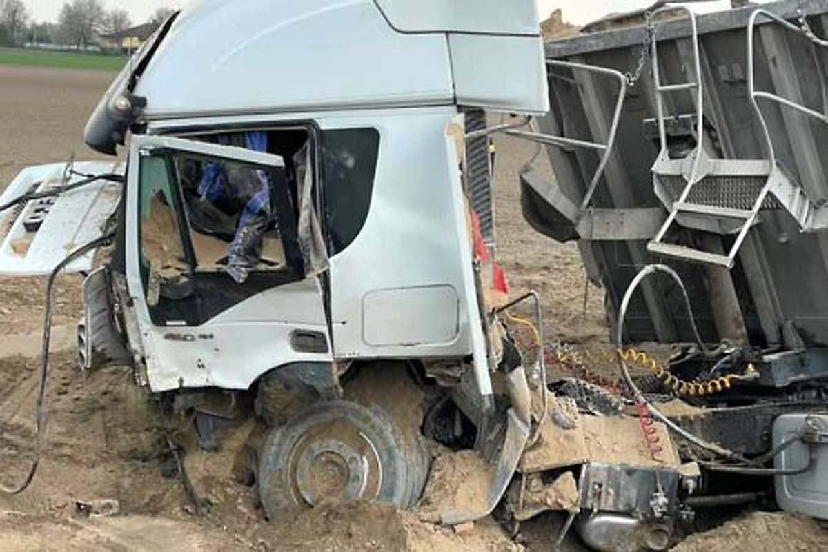 Aus bislang unbekannter Ursache sei in Markgrafneusiedl das Fahrzeug von der Fahrbahn abgekommen und in das angrenzende Feld gestürzt