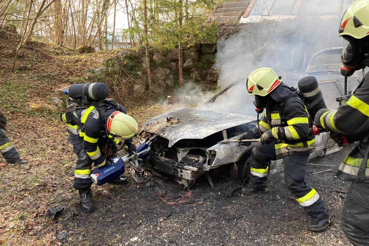 Am 17.04.21wurden die Feuerwehr Ferlach zu einem Fahrzeugbrand alarmiert