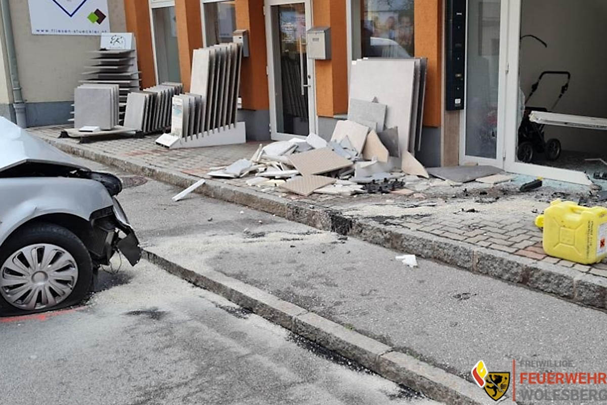  Ein Fahrzeug prallte aus bisher unbekannter Ursache frontal gegen den Eingangsbereich eines Wohnhauses