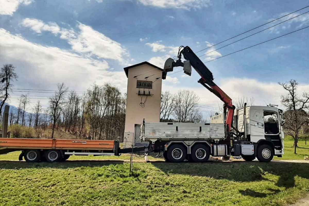 Als der 41-Jährige den ausgefahrenen Kran von der Ladefläche anhob, dürfte er die über ihm befindliche 20KV Stromleitung übersehen haben und mit dem Kran berührt haben