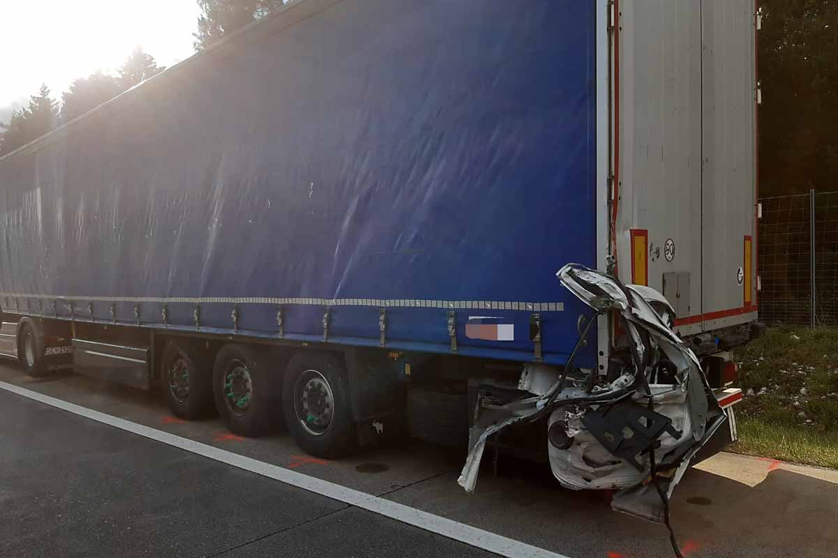 Auto kollidierte im LKW in Finkenstein am Faaker See