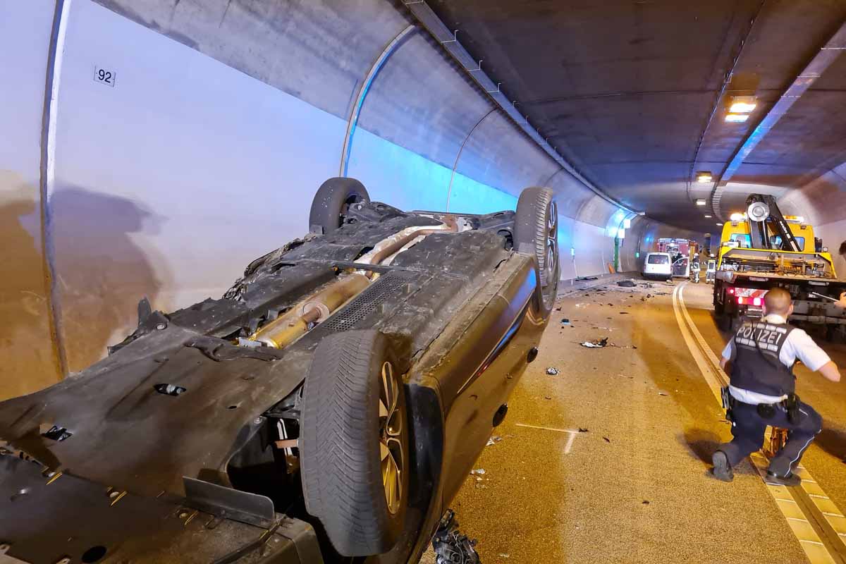 Durch den Zusammenstoß drückte es den Renault nach rechts gegen die Tunnelwand