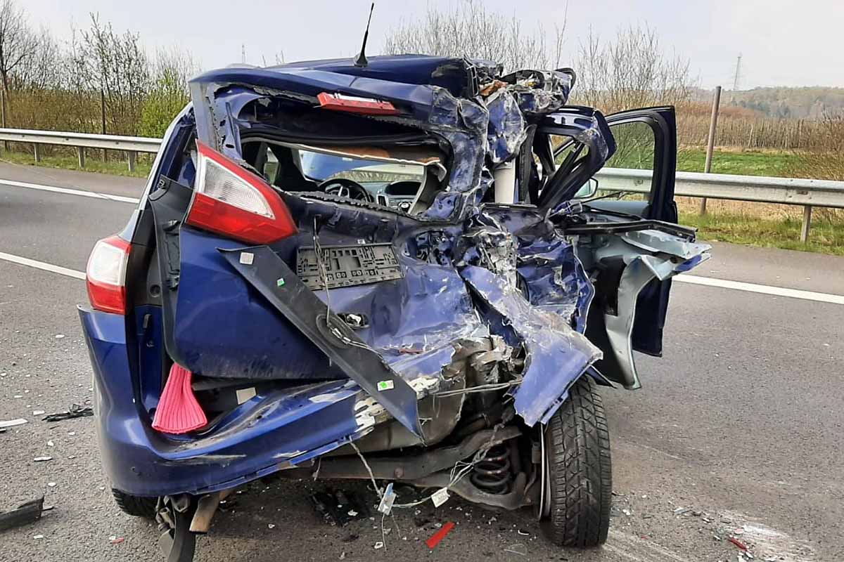 Zwei Autoinsassen in Dollern verletzt