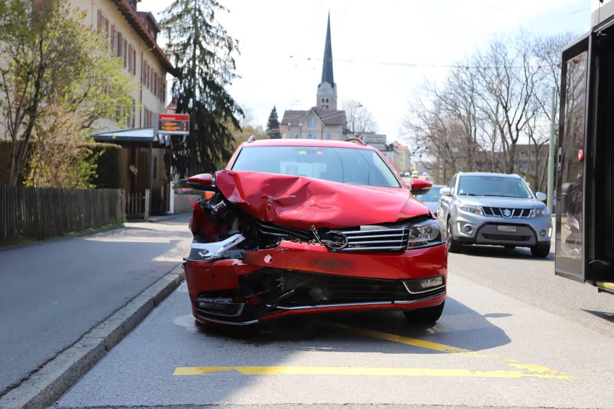 Schaden an einem am Unfall beteiligten Fahrzeug auf der Zürcherstrasse in St.Gallen