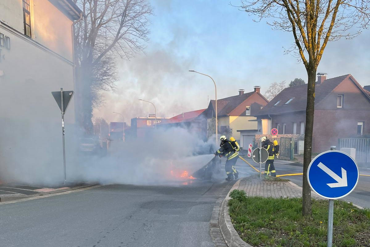 PKW-Brand vor der Feuerwache in Horn-Bad Meinberg