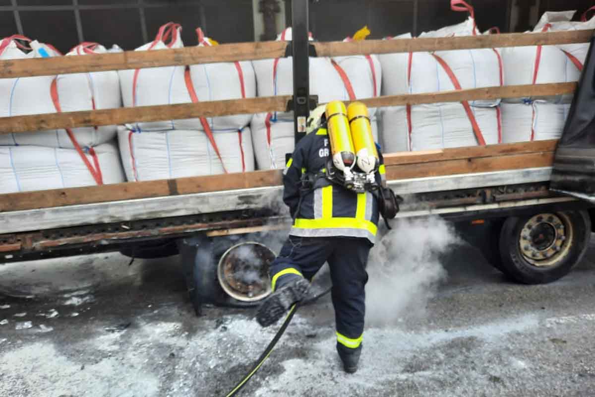 Bei Eintreffen der Feuerwehren wurde umgehend ein Löschangriff mit schwerem Atemschutz gestartet