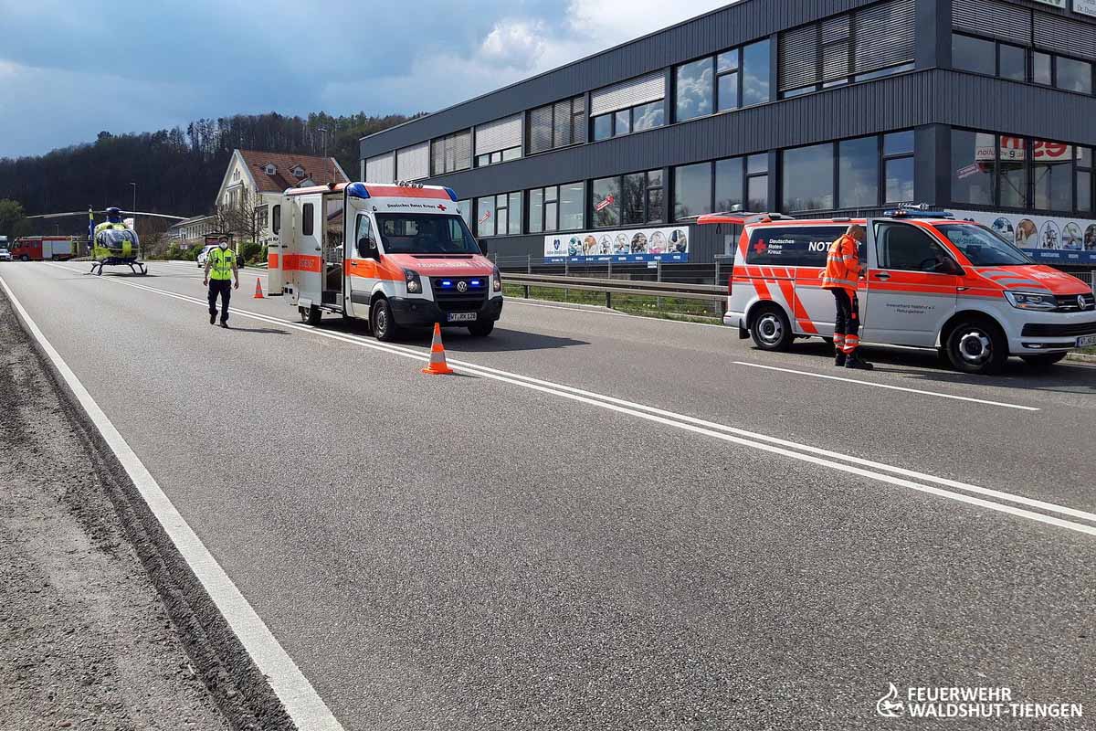 Umgehend wurde der Schwerstverletzte mit dem Rettungshubschrauber in eine Freiburger Klinik verlegt