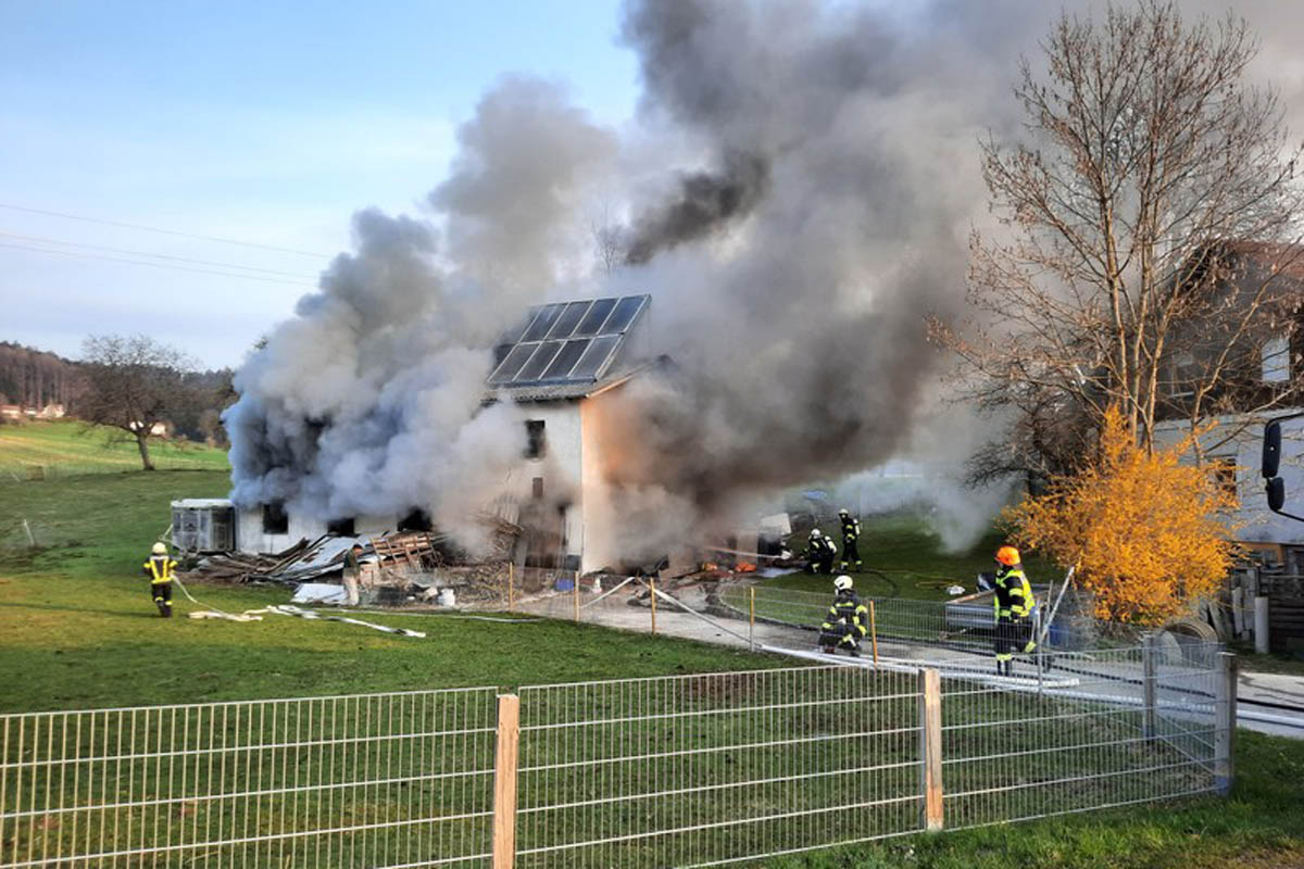 Heute wurde die FF Geboltskirchen als auch die FF Haag am Hausruck zu einem Garagenbrand in Geboltskirchen alarmiert