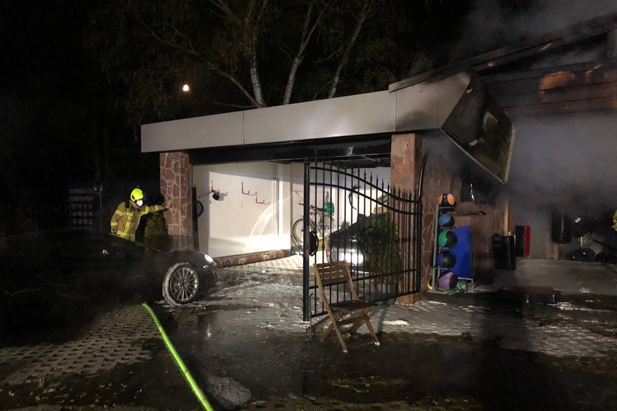 Doppelgarage im Vollbrand – wertvolle Sportwagen gerettet