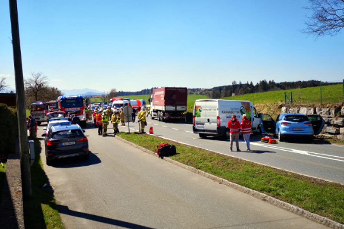 6 Verletzte bei schwerem Auffahrunfall in Eugendorf