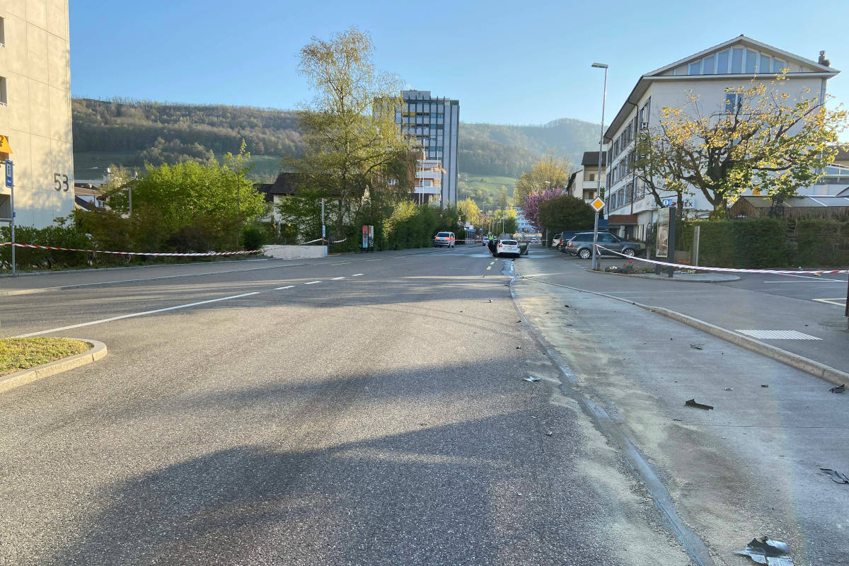 Fahrzeug nach Unfall in Brand geraten in Wettingen