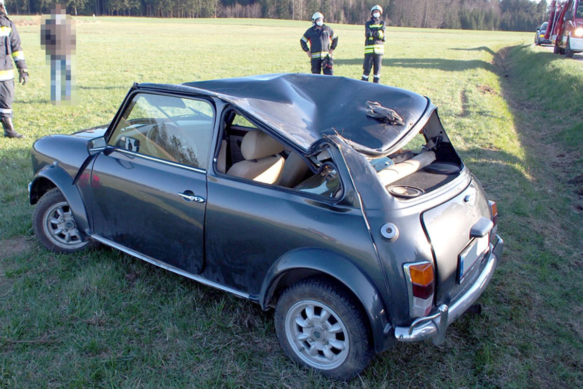 Aus bislang unbekannter Ursache kam der Fahrer mit seinem englischen Kleinwagen rechts von der Fahrbahn ab, überschlug sich mehrmals und kam am Dach liegend zum Stillstand